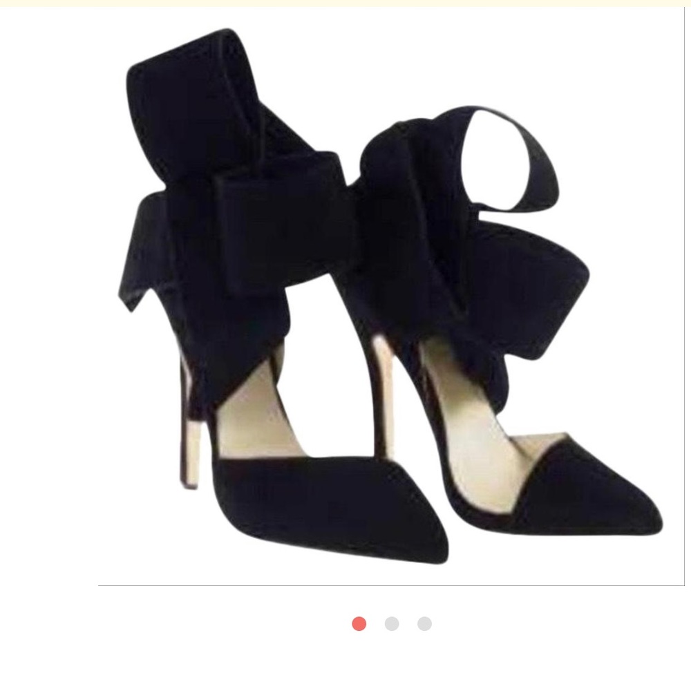 Armineh Abdul Jillil  high heel shoe.